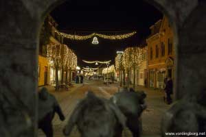 Algade med julebelysning