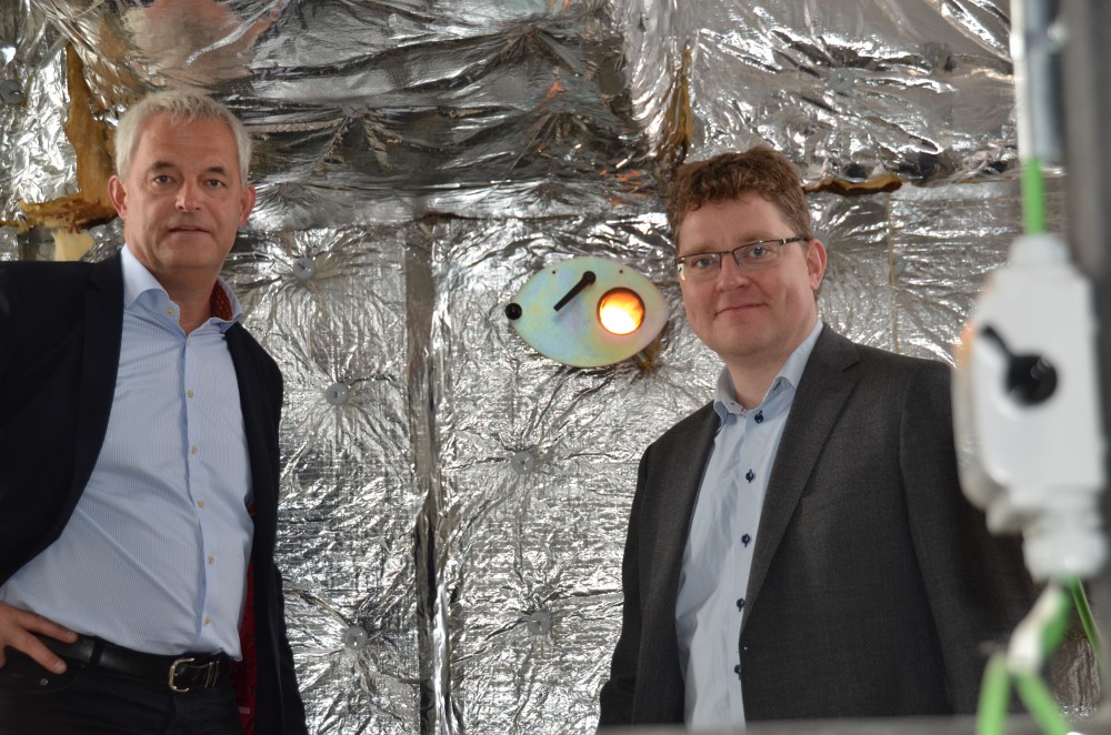 Danish Malting Group er gået fra naturgas til biomasse. Førhen brugte virksomheden 6000 m3 gas, som fremover vil blive erstattet af 20.000 tons træflis. Klimagevinsten er 12.709 ton CO2 mindre udledning. Direktør hos Danish Malting Group Kim Jørgensen viser Rasmus Helveg Petersen de nye energisparetiltag. FOTO: Henrik Clausen.