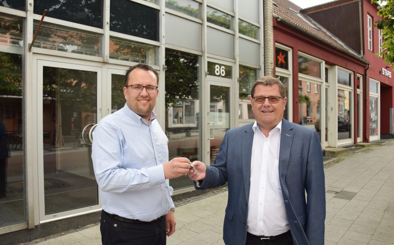 Filialdirektør Allan Andersen modtager nøglerne til Vordingborgs nye bank af Henning Skou, Nybolig Erhverv