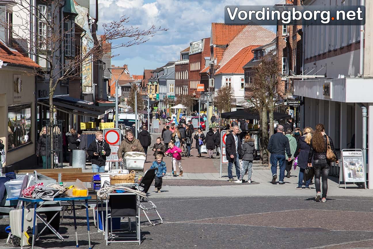 Marked på Slotstorvet og godt vejr = mange mennesker i Algade - Vordingborg 4. april 2015