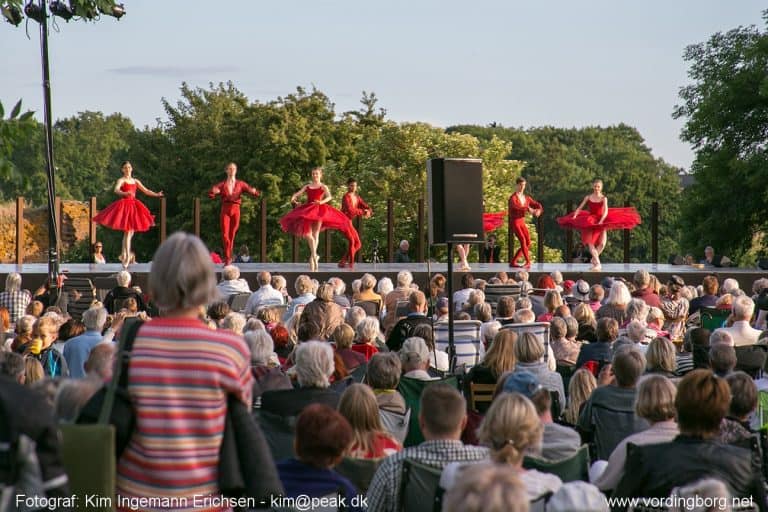 Kongelig Ballet foran Gåsetårnet