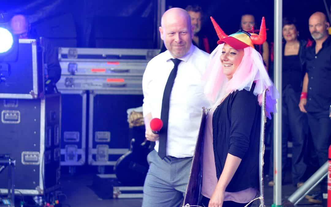Kirsten blev lykønsket af Festuge-publikummet lørdag aften