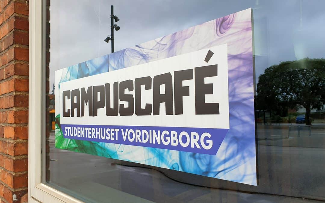 Udstilling hos Campuscafé Vordingborg af tegneserie, der foregår på Møn, om socialmedie-afhængig teenager