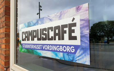 Udstilling hos Campuscafé Vordingborg af tegneserie, der foregår på Møn, om socialmedie-afhængig teenager