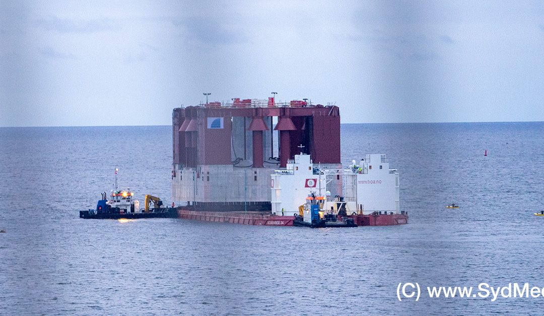Betonelement til den nye Storstrømsbro’s pylon nedsænkes