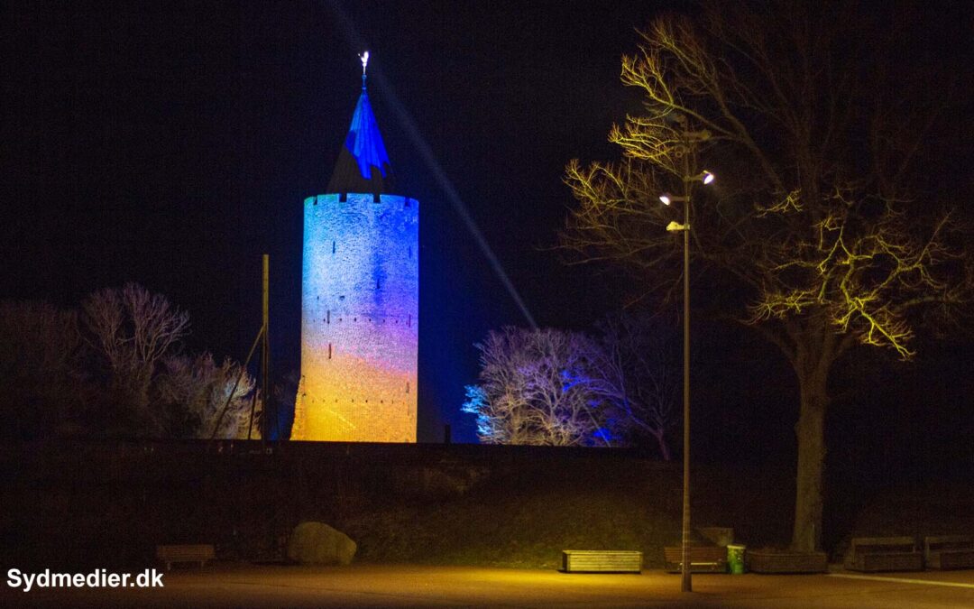 Gåsetårnet i blåt og gult lys