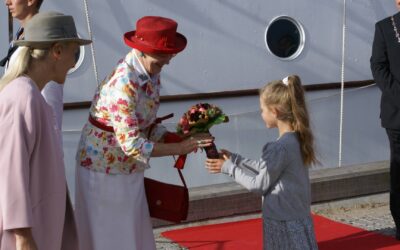 Lav en tegning til H.M. Dronningen – Kender du et barn mellem 7 og 11 år, som har lyst til at lave en tegning og måske blive blomsterbarn?