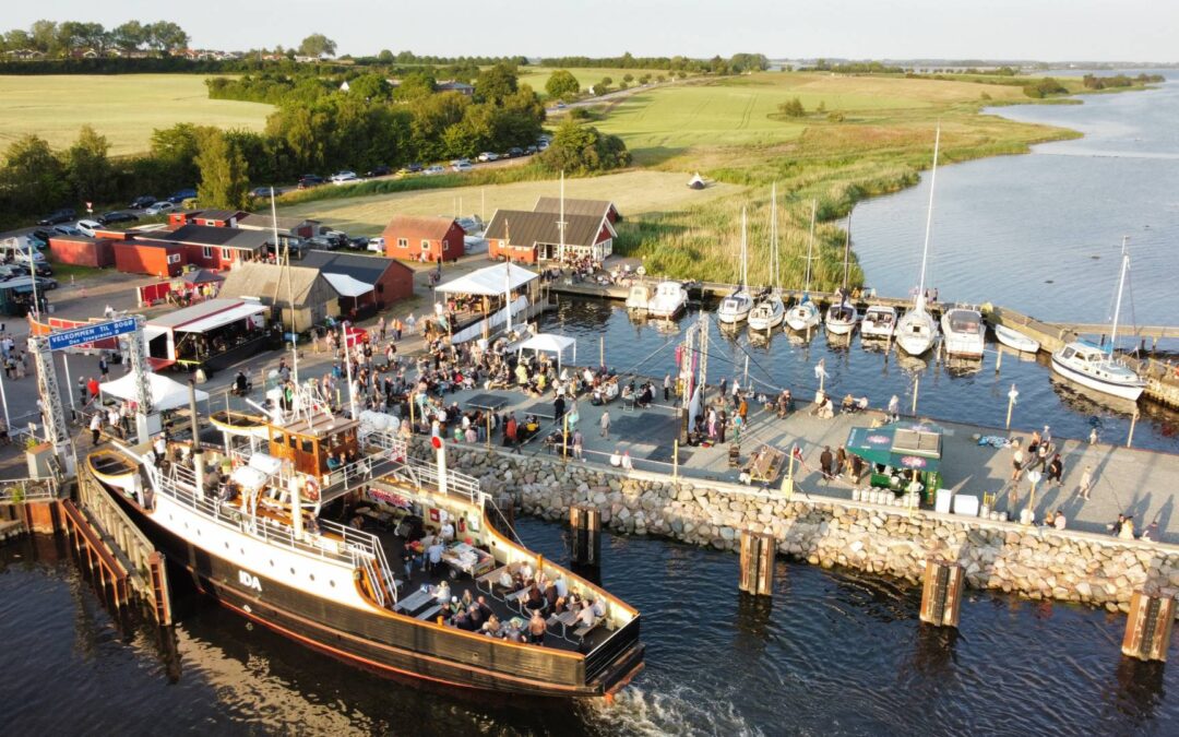 Mange mennesker på Bogø havn fredag aften til Havblik Festival 2023