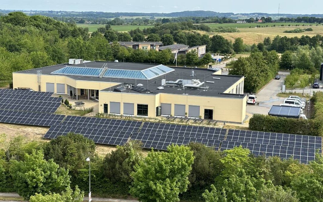 Stor ”solcellepark” i baghaven hos TV2 ØST er et led i en stor grøn omstillingsplan