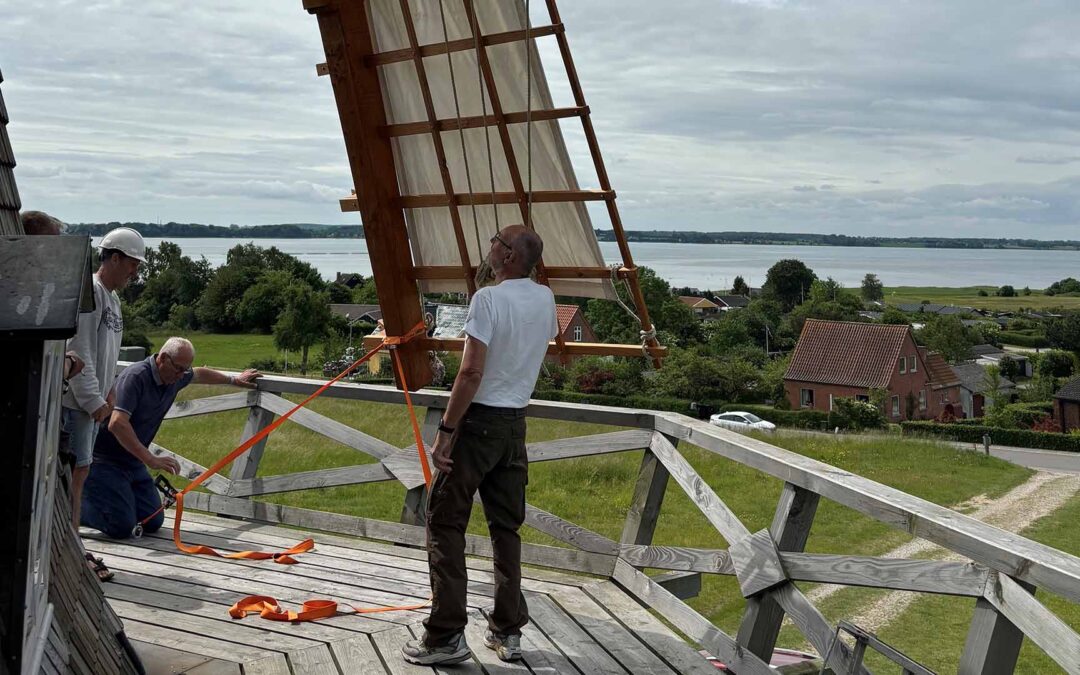 Sejl og vindplader er på plads på Bogø Mølle – klar til åbning efter restaurering
