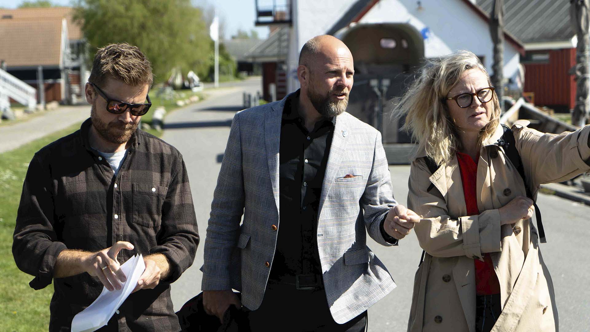 Tidligere i år var borgmester i Vordingborg Kommune på besøg i Klintholm Havn sammen med Business Vordingborg-direktør, Helene Urth. Her præsenterede Jesper Carlson blandt andet tegninger af Havhuset. - Foto: Business Vordingborg