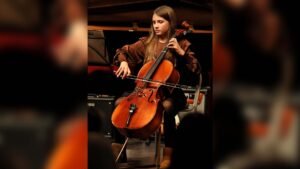 På billedet ses Clara Filiti spille cello ved en musikcafé før nytår