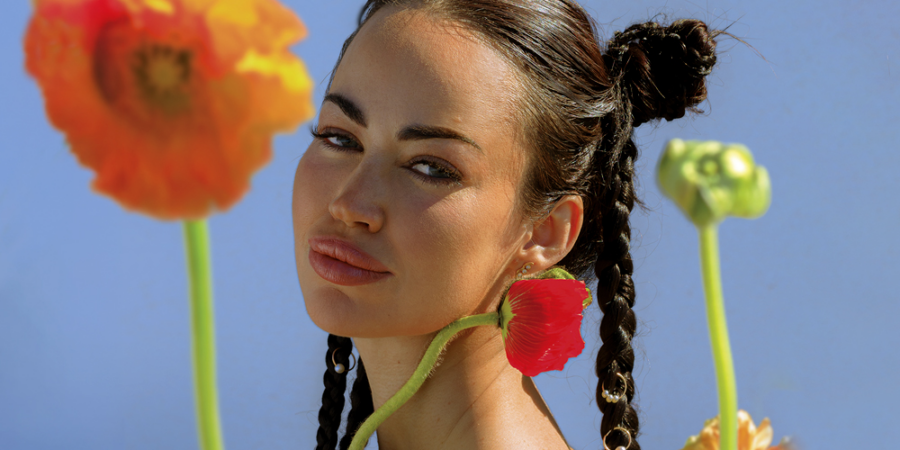 Stars: Aura Dione