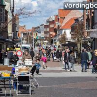 Marked på Slotstorvet og godt vejr = mange mennesker i Algade - Vordingborg 4. april 2015